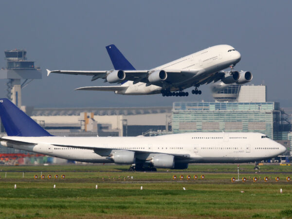 An airplane on standby with firefighting teams nearby, protected by Fomtec’s aviation foam systems.